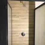 Wood Steel & Glass ホステル