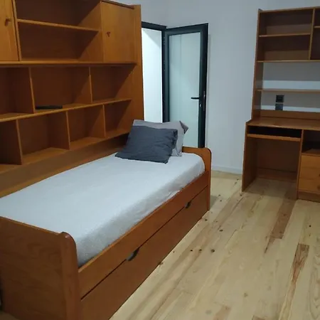 Wood Steel & Glass Hostal *