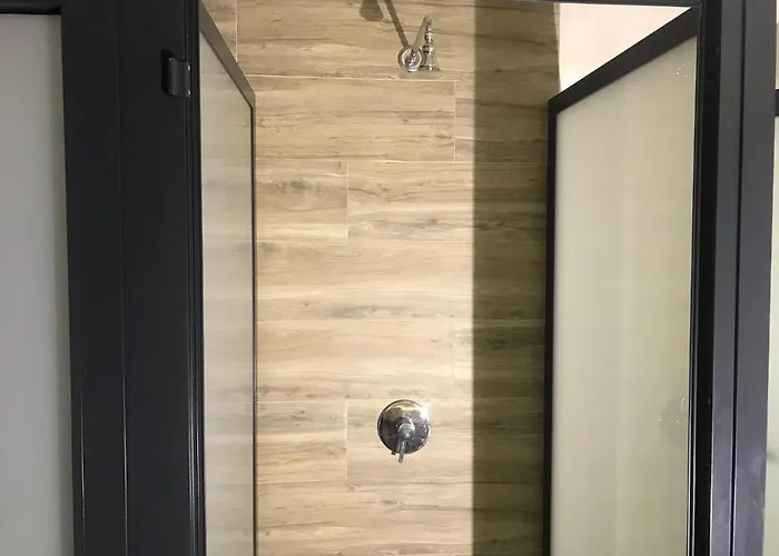 Wood Steel & Glass Vandrarhem