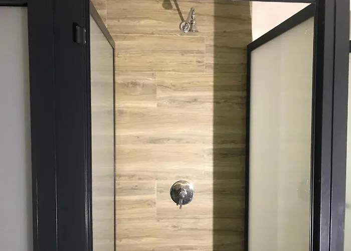 Wood Steel & Glass Vandrarhem